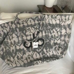 Alo yoga tie dye shopper gym tote bag in grey & white tie dye woman’s NWT